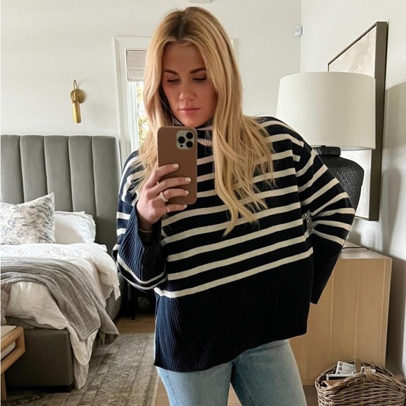 Like New Gap 24/7 Split-Hem Turtleneck Sweater - Picture 1 of 6